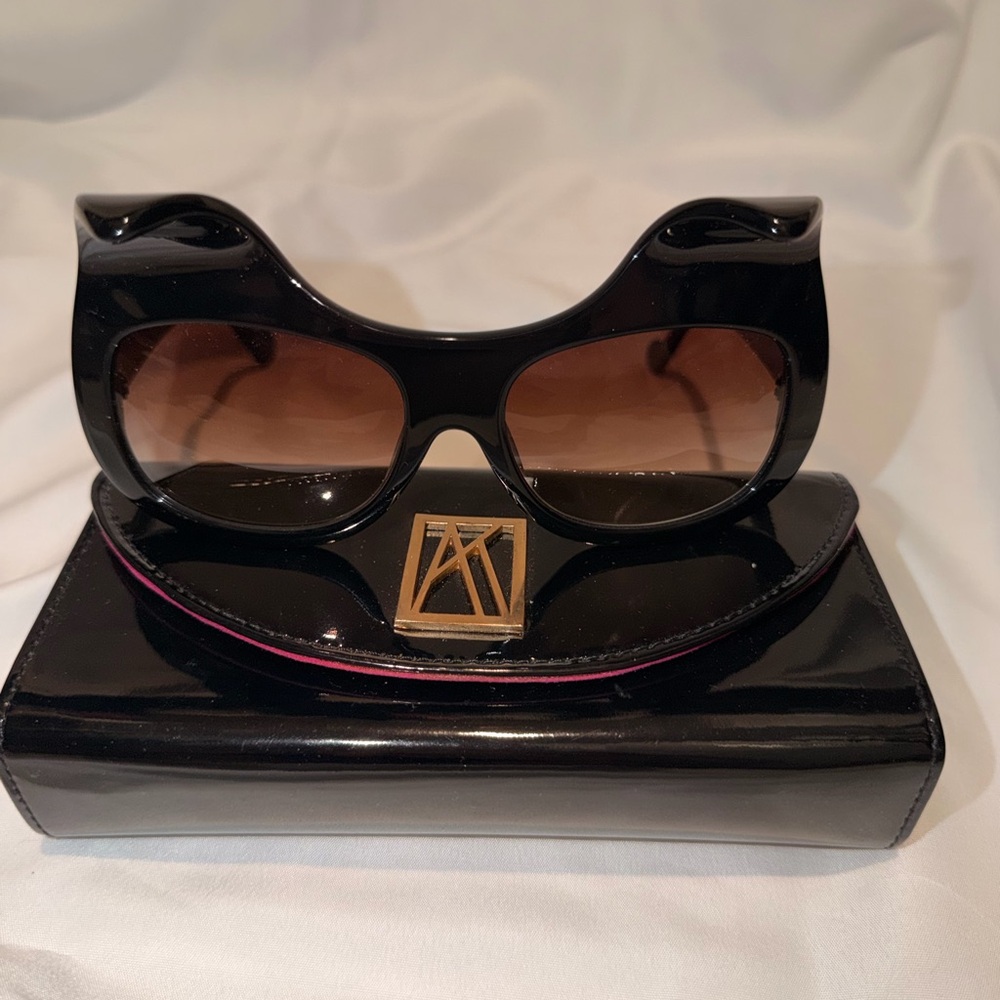 Chic Black Sunglasses with Gold Accent